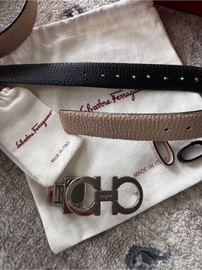 Salvatore Ferragamo Women Two-Tone Reversible Leather Belt in Beige and Black